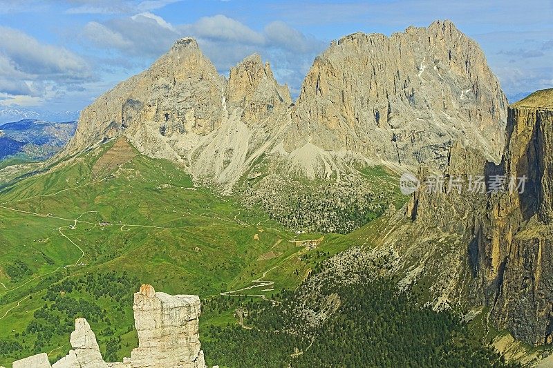 在田园诗般的Sas Pordoi和Passo Sella之上，朗科费尔顶峰山丘山脉正面在日出，戏剧性的全景和雄伟的白云石，意大利泰洛阿尔卑斯山